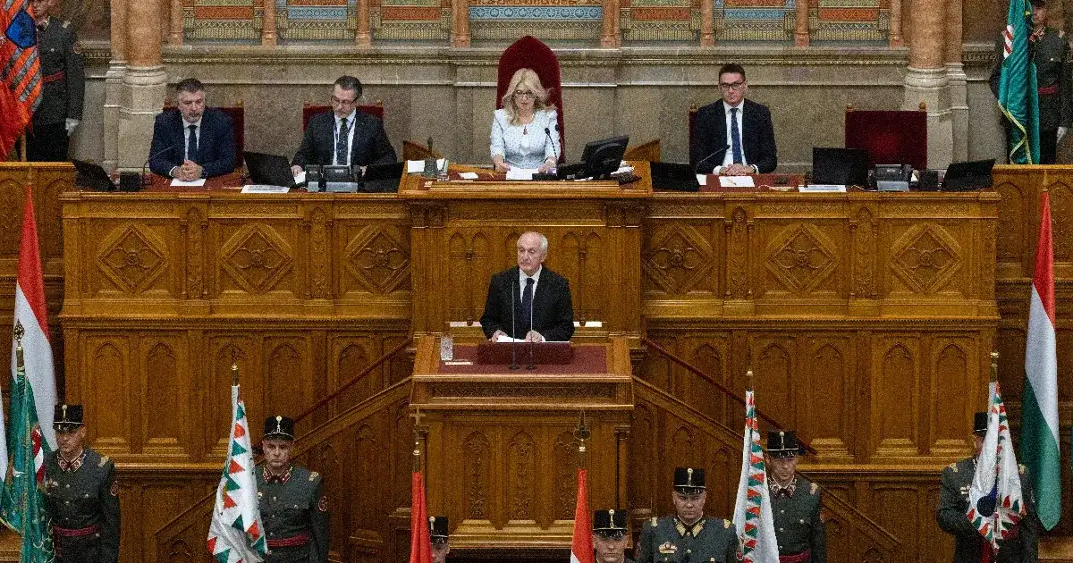 A parlament hétfőn rendkívüli ülésen dönthet a legfőbb ügyészről