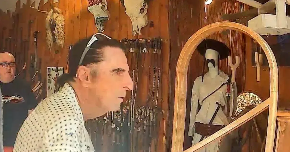 Alice Cooper a szkíta kézművesboltban – nem Bosch-festmény
