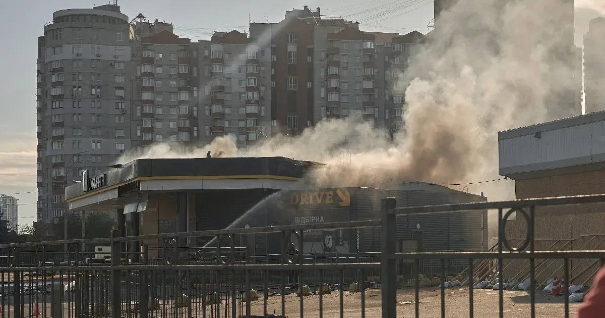 Benzinkutakat lőttek az oroszok Kijevben, az ukránok egy orosz olajfinomítót