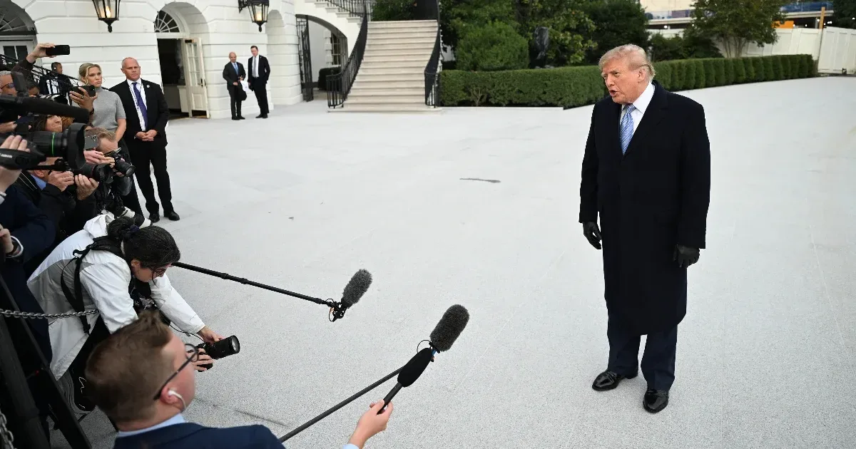 Bíróság kötelezi Trumpékat a CNN és más kitiltott médiumok visszaengedésére a Fehér Házba