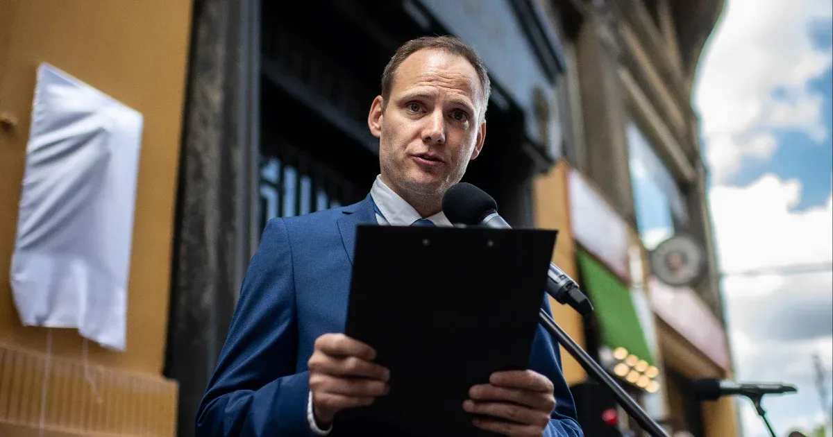 Bödőcs képtelen erőből hinni, ezért irodalmi műnek tartja a Bibliát