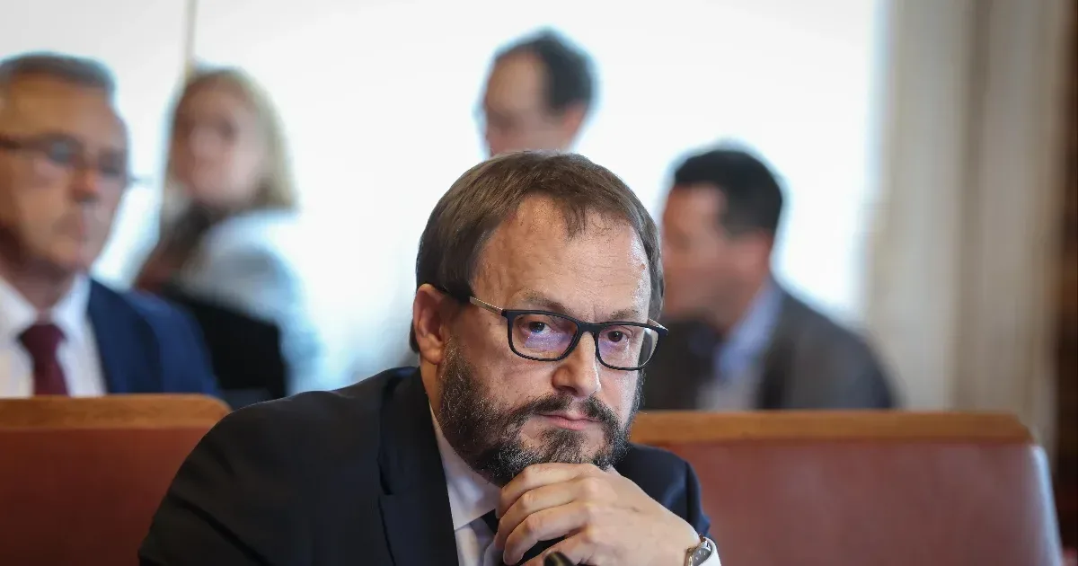 El kell szomorítanom a bukott miniszterelnököt