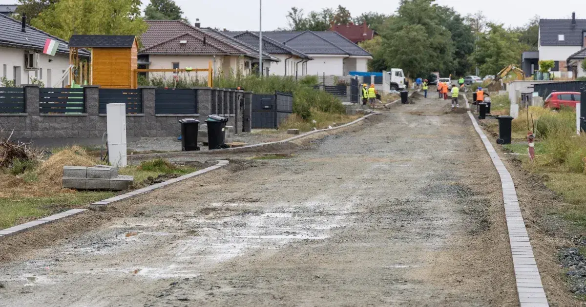 Fokozottan ellenőrzik Szombathelyen az azbesztes utak lefedését