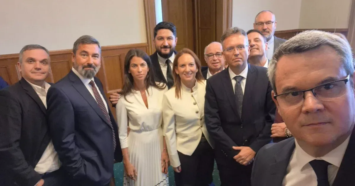 Hankó Balázs a frakcióirodában várja a hatóságokat