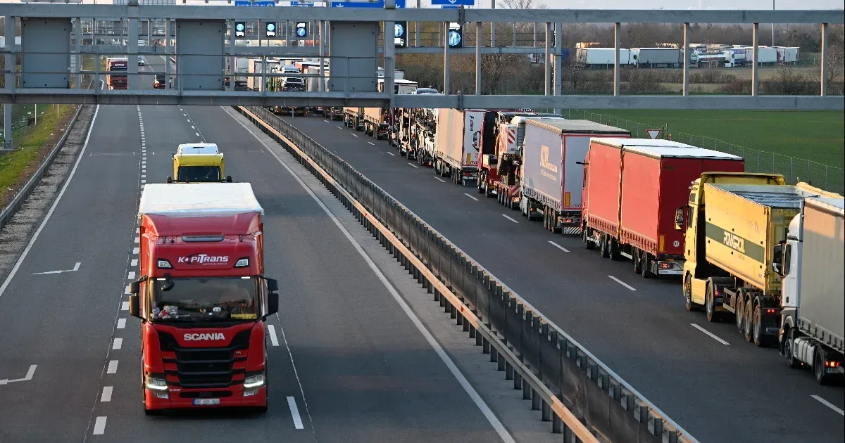 Jövő héten enyhíthet a magyar fuvarozók terhein a kormány