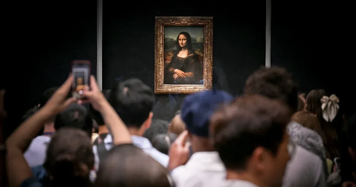 Két látogatót őrizetbe vettek a Louvre-ban a Mona Lisa mellett kiállított műveik miatt