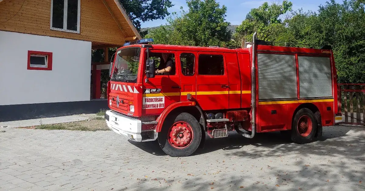 Kilenc hónapja vár rendszámra Leányfalu francia tűzoltóautója