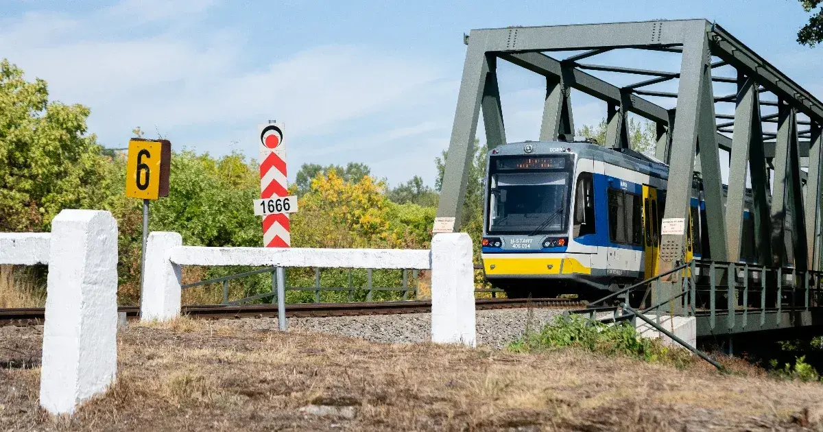 Megrepedt az algyői vasúti híd szerkezeti eleme, 60-ra csökkent a tram-train sebessége