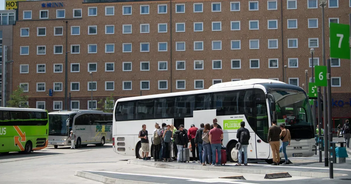 Mindannyian elhallgattak, csak a gyerekek vihogtak tovább