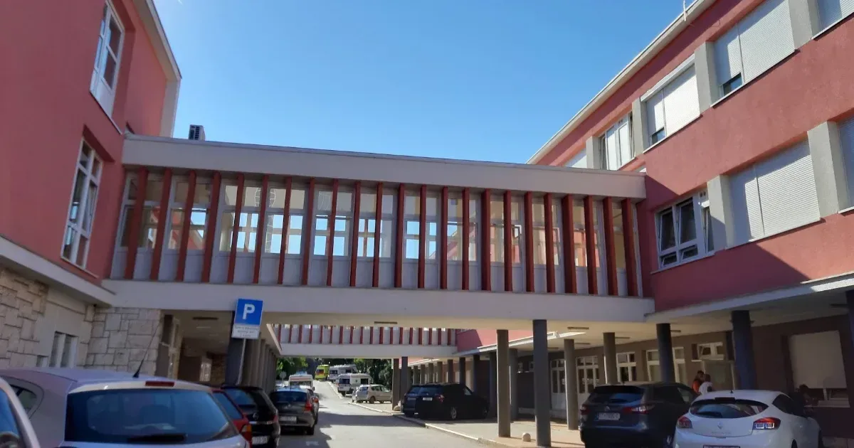 Nem vettek észre egy nyári ruhás nőt egy horvát kórházban, amíg át nem öltözött