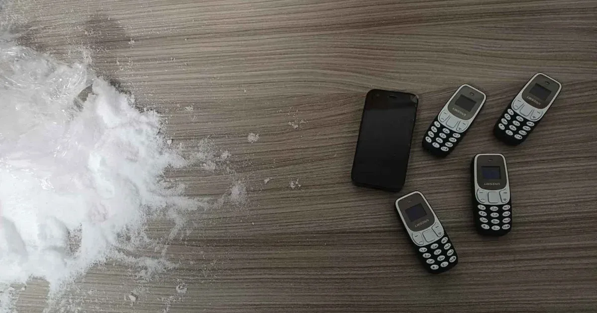Öt mobil és SIM-kártya csempészése a Kozma utcai börtönbe