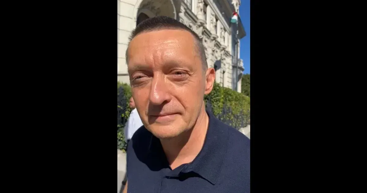 Rogán hunyorog a naptól, véleményt mond Hankóék előállításáról, bemegy a Fidesz-székházba