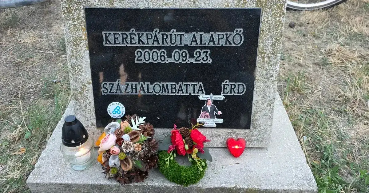 Szégyenkoszorú az EuroVelo kerékpárút százhalombattai alapkövén