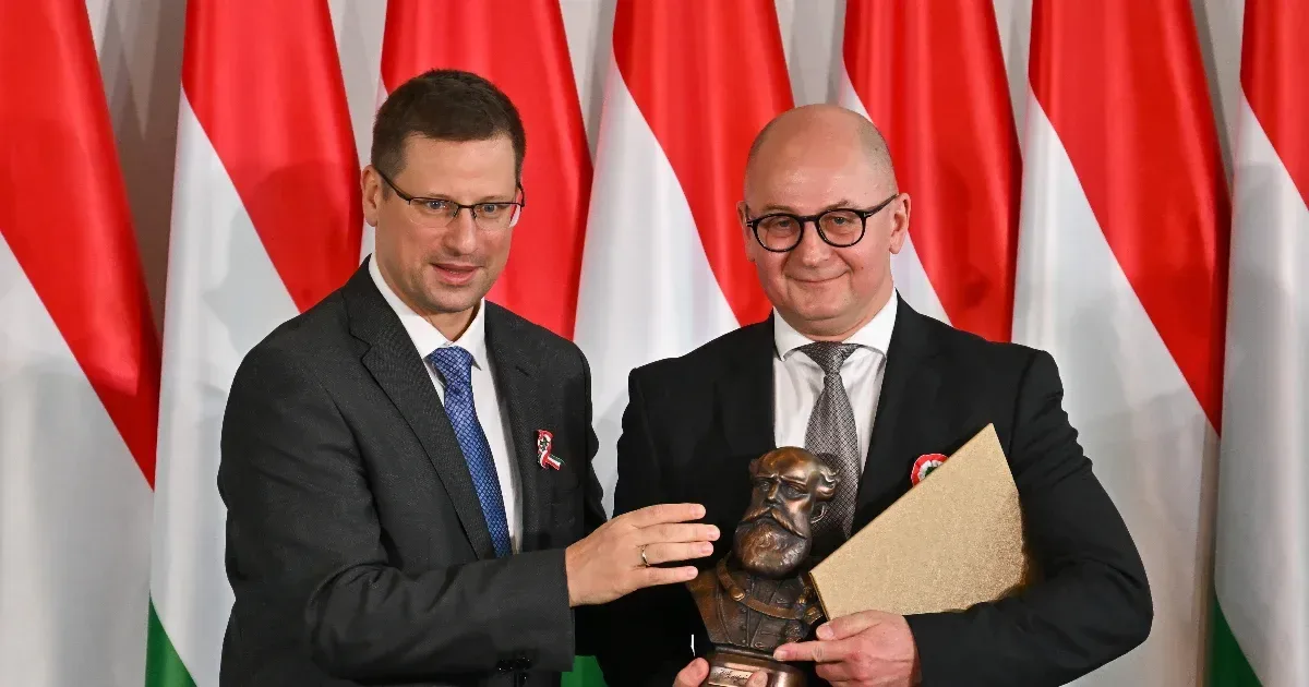Szijjártó fotója, Pócs-rajongó elnök, szervilizmus a versenyhivatalban