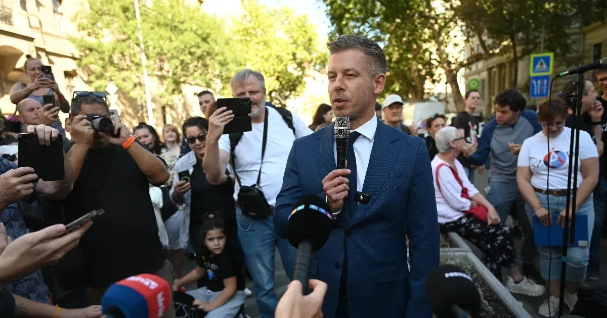 Szociális dolgozók tüntettek, Magyar Péter átvette követeléseiket