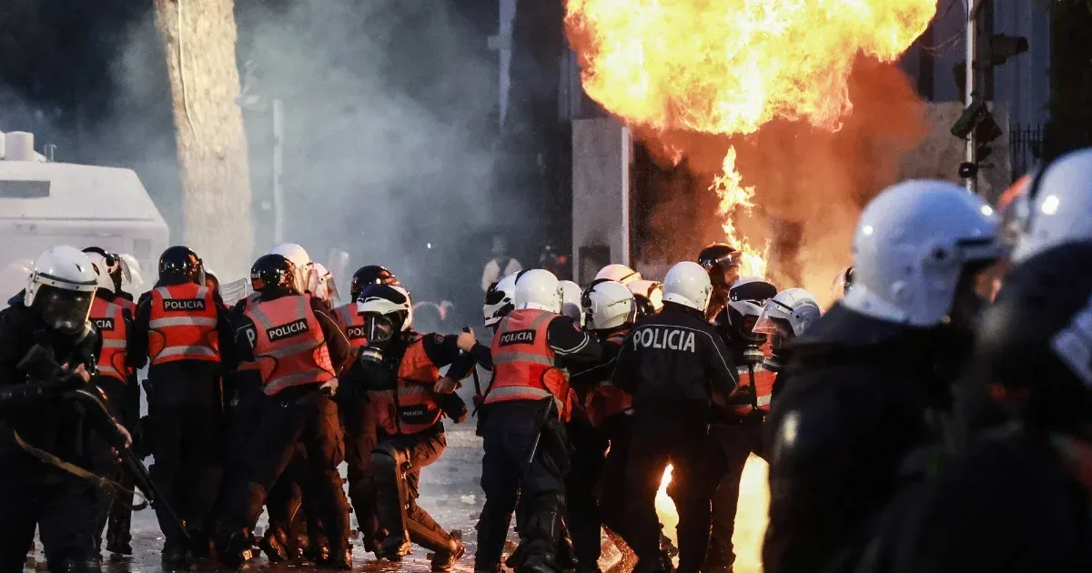 Albániában francia mintára ötödik napja ostromolják a minisztériumokat