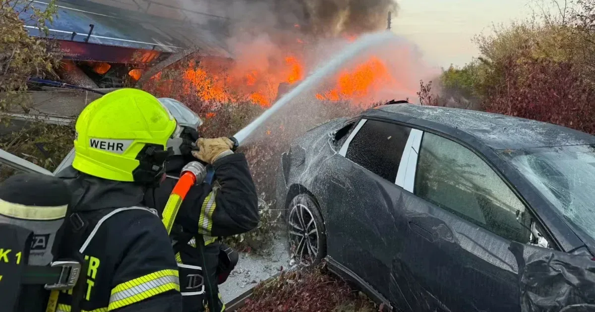 Bécsi vonatbalesetben égtek ki debreceni BMW-k