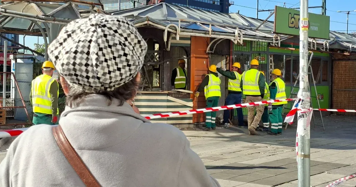 Bontás alatt az Örs vezér téri pavilonok