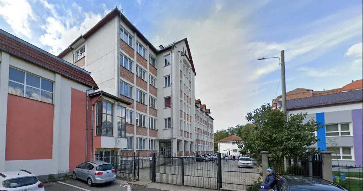 Egy 13 éves fiú többször megszúrt egy tanárt Erdélyben, és a diáktársát is megsebesítette