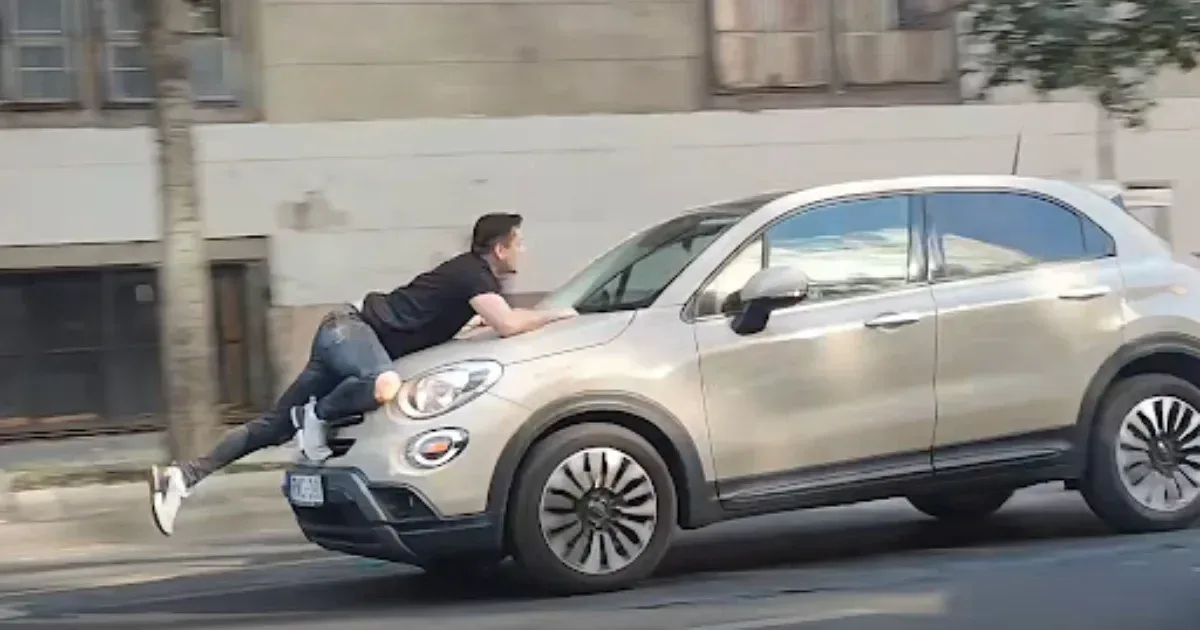 El akart hajtani a koccanás után, de a taxis belekapaszkodott