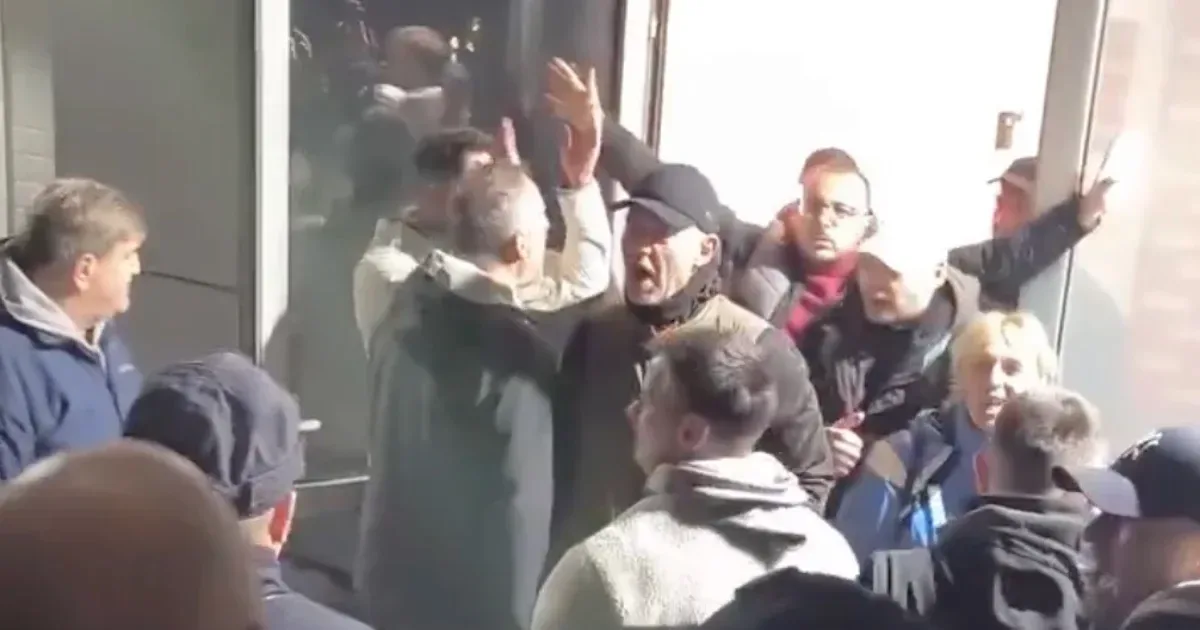 Elszabadultak az indulatok a szerb tüntetők és a propagandatévé között