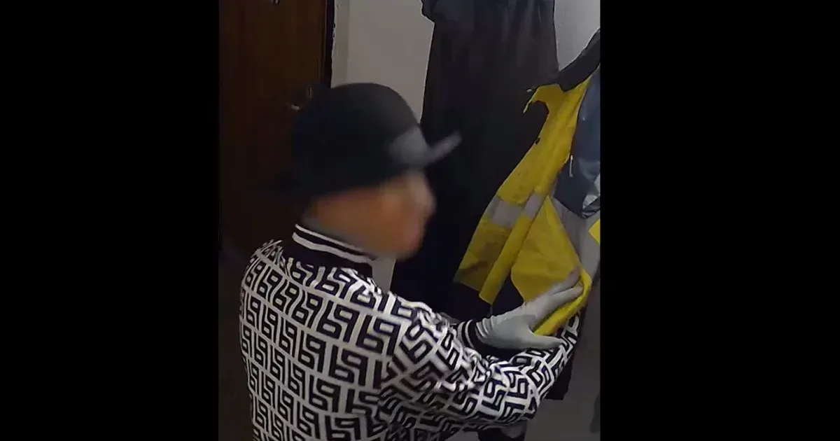 Férfi betört a Magyar Színház vészkijáratán, ruhákat vitt el az előadásból