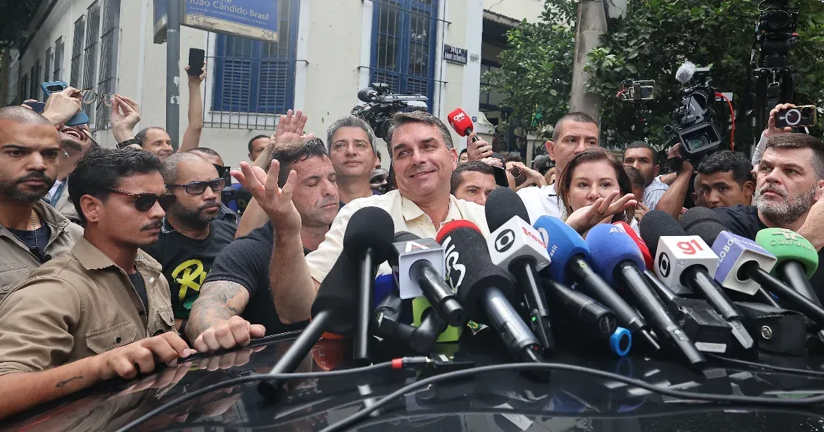 Flávio Bolsonaro győzött, cáfolva a felméréseket, és elnökként kegyelmet adna apjának