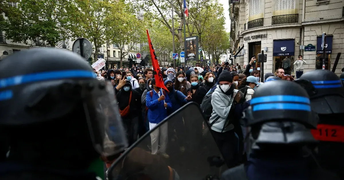 Francia rendőrség szünetelteti a villanógránátokat egy fiú kézvesztése után