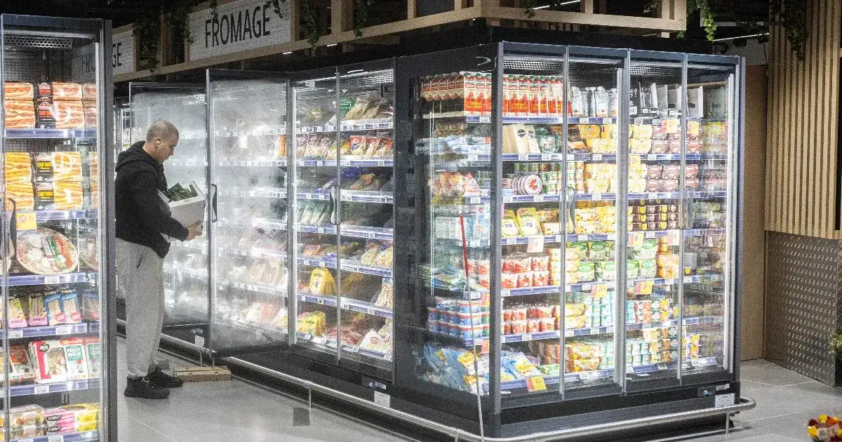 Hekkerek fűtésre állították francia szupermarketek hűtőit, milliós kár