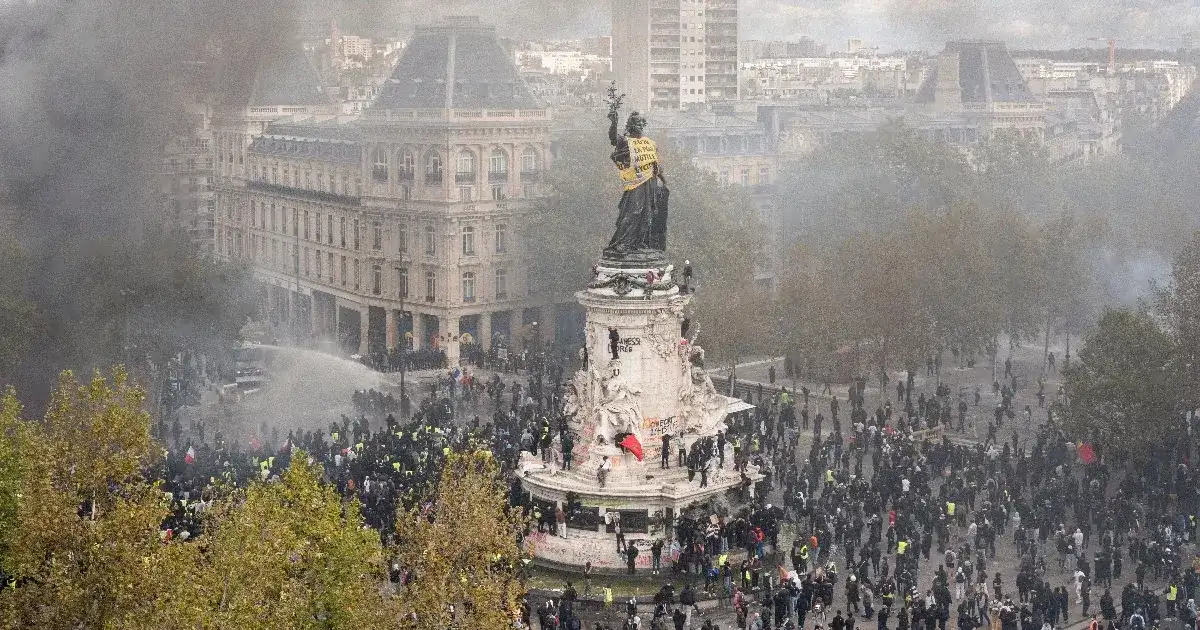 Két francia városban betiltották a hétvégi tüntetéseket