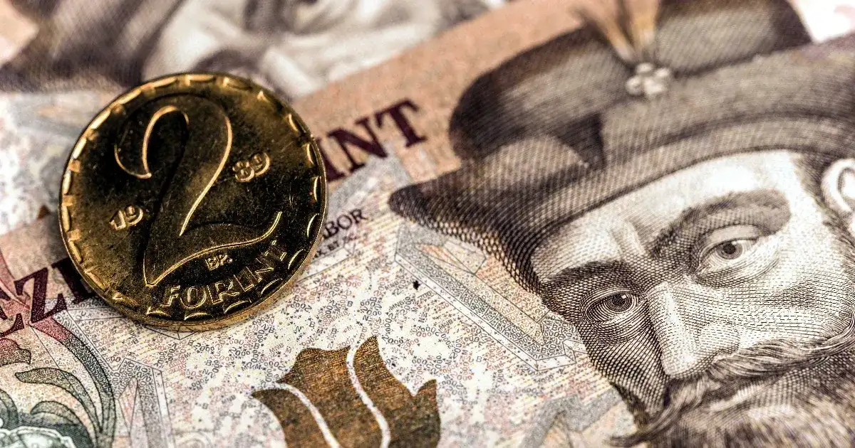 Kis gyengüléssel indult a forint a nagy gazdasági bejelentések után