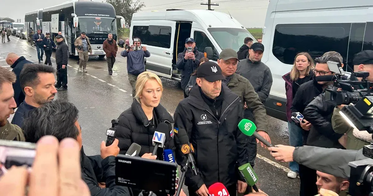 Lakosaikat mentik a szétlőtt oleski településről