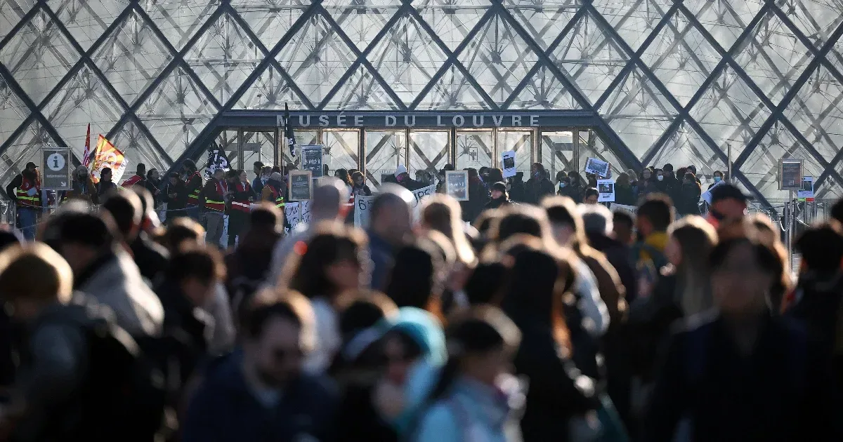 Louvre bejáratát is eltorlaszolták a párizsi tüntetők