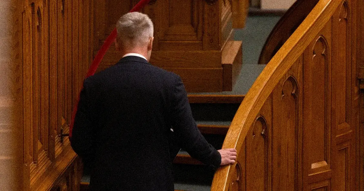 Magyar Péter a parlamentben ismerteti a jövő évi büdzsé tervezetét