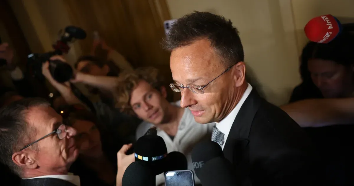 Politikusok nyilatkoznak politikai kérdésekben
