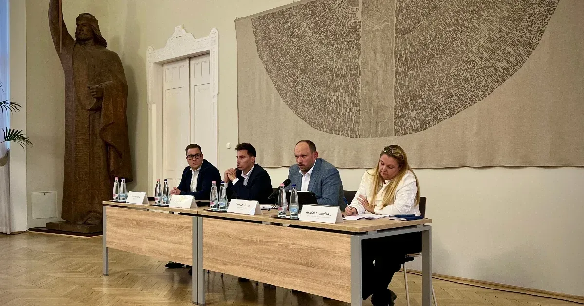 Radnai és Hernádi a bezárt esztergomi uszoda miatti fórumon