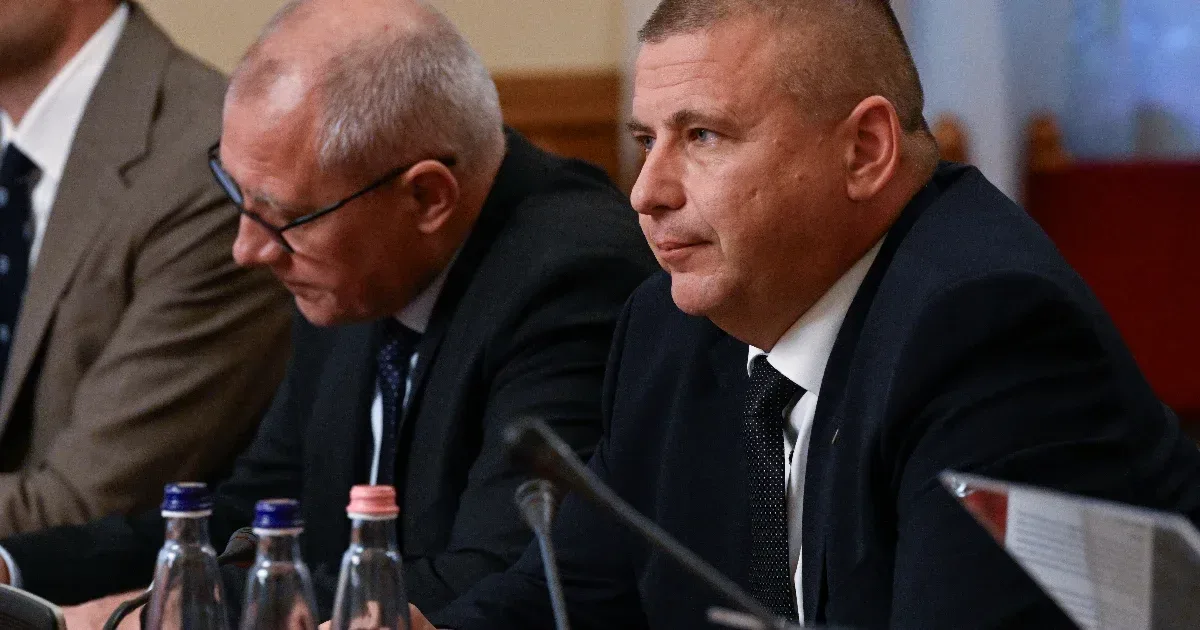 Ruszin-Szendi feljelentést tesz a olcsón eladott 108 páncélozott jármű ügyében