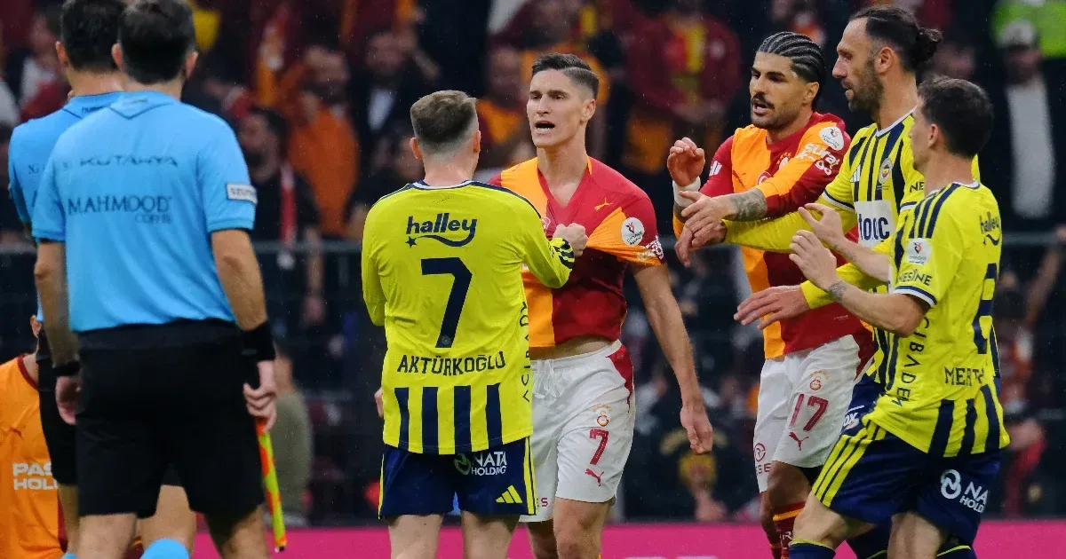 Sallai Rolandnak nekiment a Fenerbahce játékosa, tömegverekedés a török rangadó után