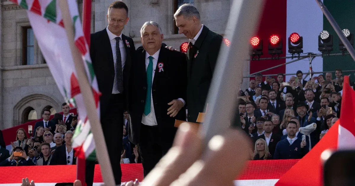 Századvég: brutális számok Orbánnal és Rogánnal a háttérben egy hónappal a választás előtt