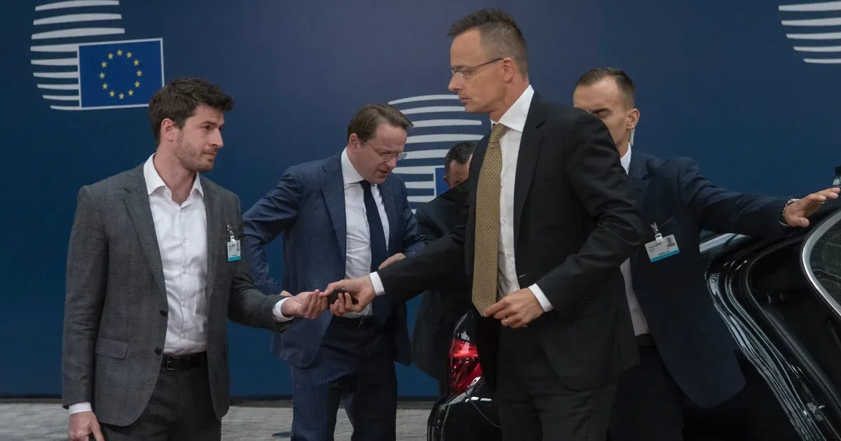 Szijjártó Péter volt sajtófőnökének cége viszi az ATV közösségi oldalait