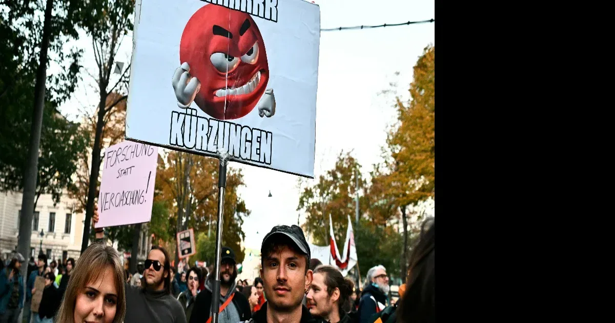 Tízezrek tüntettek Bécsben az egyetemi költségvetés megvágása ellen