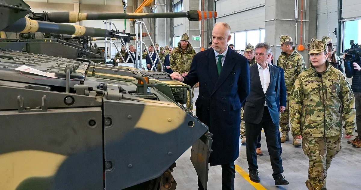 Több ezer katonát jelenthetett a NATO-nak a tárca előző vezetése