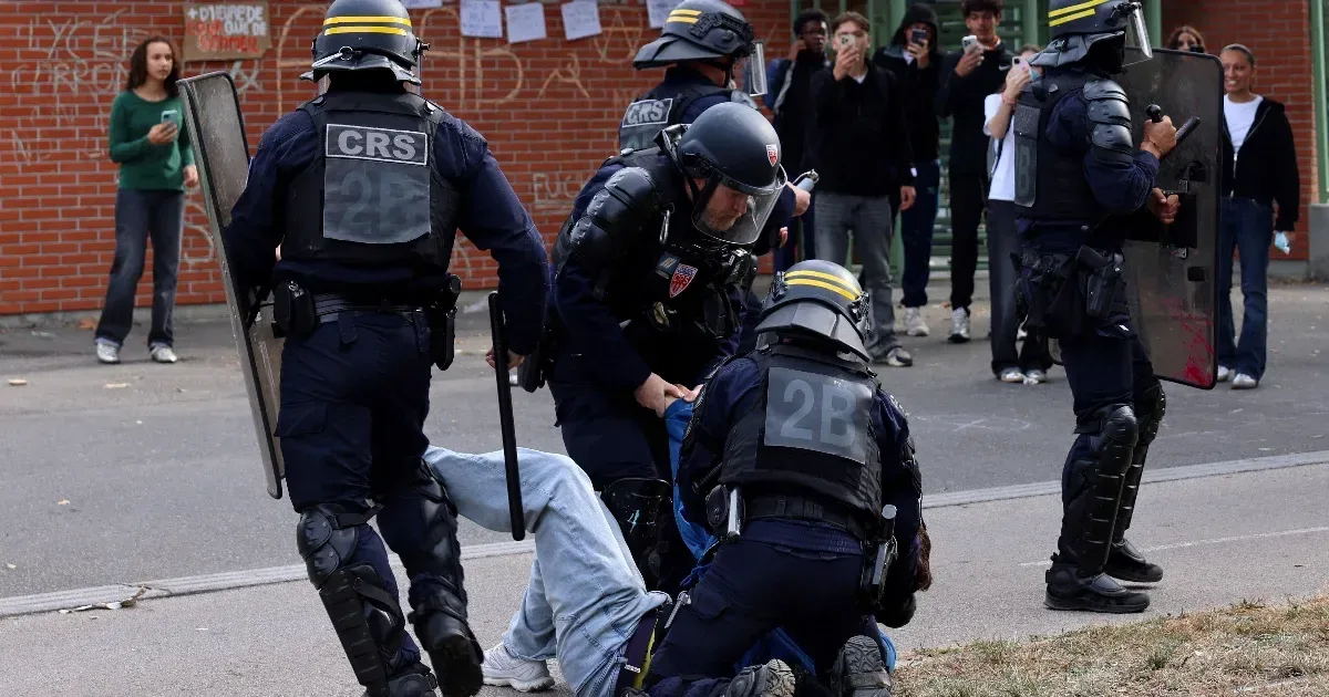 Több száz francia iskola zárva, 40 igazgató megsérült a tüntetéseken