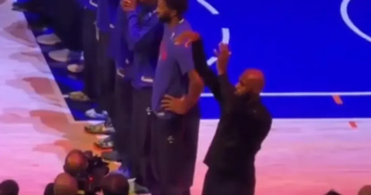 Trump bocsánatkérést vár LeBron James-től a himnusz alatti viselkedése miatt