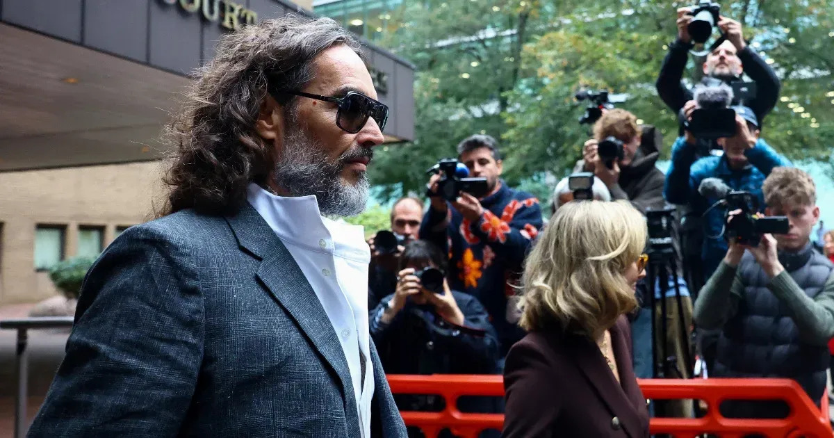 Ügyész: Russell Brand szexuális ragadozó