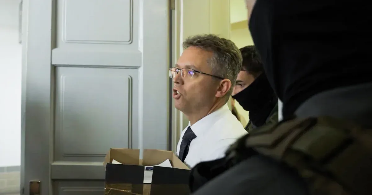 Ügyészség tiltotta meg a nyilatkozatot, kiabálta Hankó Balázs a tárgyalás után