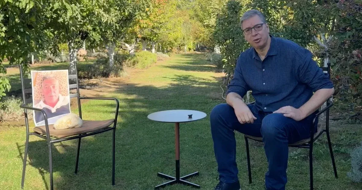 Vučić káposztasavanyító kővel és fotóval vitázott a kertjében